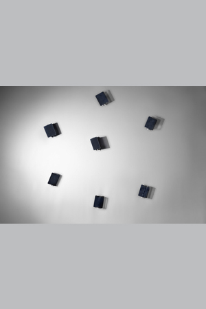 Charlotte PERRIAND - Suite de huit appliques à volet en métal laqué noir. Hauteur : 18 cm, Largeur : 12,5 cm, Profondeur : 7 cm